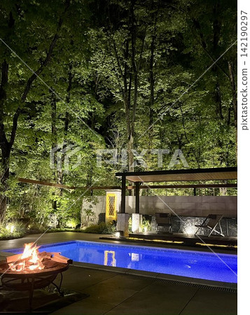 Lighted up pool 142190297