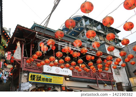 阿瓦文山坡上掛滿了吉祥的紅燈籠。 阿瓦文山坡上掛滿了吉祥的紅燈籠。 142190382