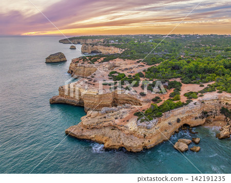 Drone Sunset View of Arco de Albandeira From Western Cliffs Drone Sunset View of Arco de Albandeira From Western Cliffs 142191235