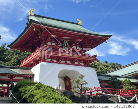 Akama Shrine's Suitenmon Gate | A shrine in Shimonoseki City, Yamaguchi Prefecture, reminiscent of a vermilion-painted Ryugu-jo (Dragon Palace). Akama Shrine's Suitenmon Gate | A shrine in Shimonoseki City, Yamaguchi Prefecture, reminiscent of a vermilion-painted Ryugu-jo (Dragon Palace). 142191908