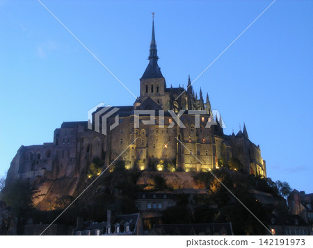 Mont Saint-Michel shining at night (as of 2000) Mont Saint-Michel shining at night (as of 2000) 142191973