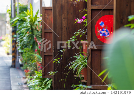 迪化街木質店面旁的盆栽與黃蘭花 迪化街木質店面旁的盆栽與黃蘭花 142191979