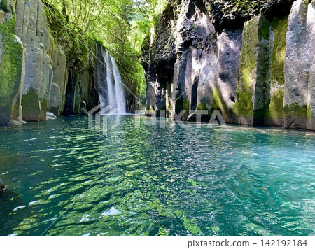 Enjoy a boat ride along the Gokase River amidst the fresh greenery, and admire the columnar jointed rock face and Manai Falls (Takachiho Gorge/Takachiho Town, Nishiusuki District, Miyazaki Prefecture). Enjoy a boat ride along the Gokase River amidst the fresh greenery, and admire the columnar jointed rock face and Manai Falls (Takachiho Gorge/Takachiho Town, Nishiusuki District, Miyazaki Prefecture). 142192184