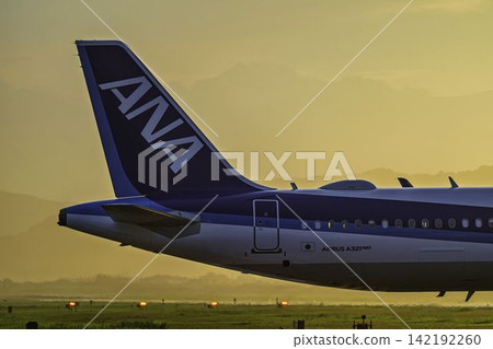 黃昏時的仙台機場;飛機滑行;尾翼;來自27號;宮城縣名取市。 黃昏時的仙台機場;飛機滑行;尾翼;來自27號;宮城縣名取市。 142192260