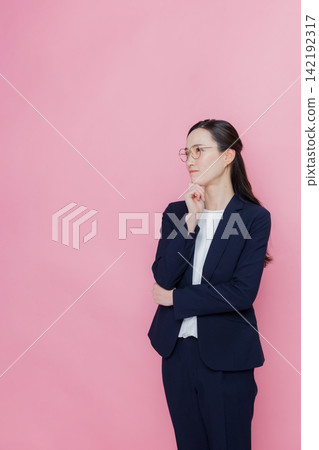 微笑做胳膊的女商人 微笑做胳膊的女商人 142192317
