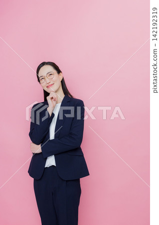 微笑做胳膊的女商人 微笑做胳膊的女商人 142192319