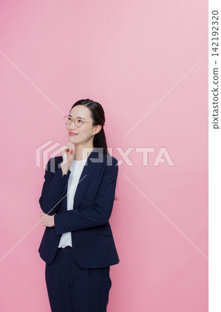 微笑做胳膊的女商人 微笑做胳膊的女商人 142192320