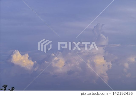從宮城縣名取市仙台機場看到的日落天空和雲彩 從宮城縣名取市仙台機場看到的日落天空和雲彩 142192436