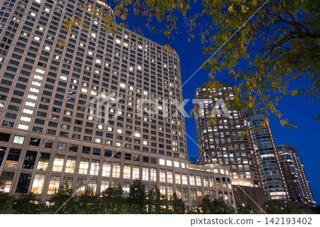 Skyscraper in city downtown. City downtown architecture. Office building in business district. Modern glass building. Chicago city. Skyscraper building architecture. Business skyscraper of glass Skyscraper in city downtown. City downtown architecture. Office building in business district. Modern glass building. Chicago city. Skyscraper building architecture. Business skyscraper of glass 142193402