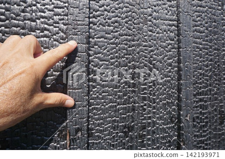 Charcoal-covered walls remaining in old houses 142193971