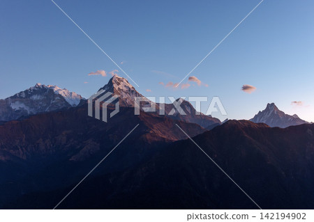 清晨，從尼泊爾的普恩山眺望安納普爾納南峰和魚尾峰。 142194902