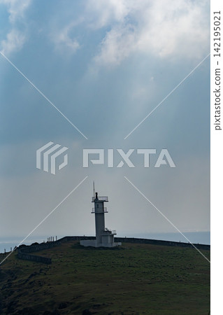 陽光灑滿偏遠島嶼上的燈塔 陽光灑滿偏遠島嶼上的燈塔 142195021