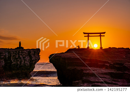 (Shizuoka Prefecture) Shirahama Shrine, Daimeijiniwa Akatorii Sunrise 142195277
