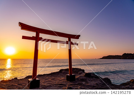 (Shizuoka Prefecture) Shirahama Shrine, Daimeijiniwa Akatorii Sunrise (Shizuoka Prefecture) Shirahama Shrine, Daimeijiniwa Akatorii Sunrise 142195278
