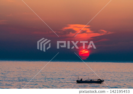 (Shizuoka Prefecture) Sunrise and boats off the coast of Izu Shirahama Shrine (Shizuoka Prefecture) Sunrise and boats off the coast of Izu Shirahama Shrine 142195453