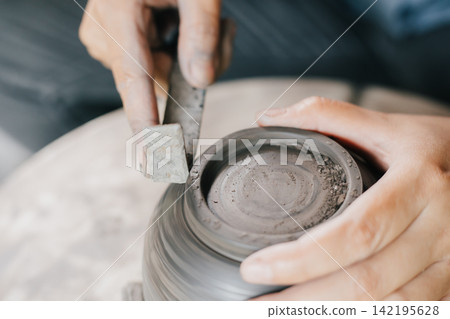 clay, hand, potter 142195628