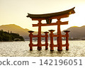 The large torii gate of Itsukushima Shrine, one of the Three Most Scenic Spots of Japan (Miyajimacho, Hatsukaichi City, Hiroshima Prefecture) 142196051