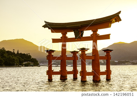 日本三大風景之一的嚴島神社大鳥居(廣島縣廿日市市宮島町) 日本三大風景之一的嚴島神社大鳥居(廣島縣廿日市市宮島町) 142196051