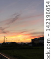 夕陽西下，城市沐浴在美麗的暮色之中。 142196054