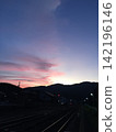 秋日黃昏，群山環繞，郊區景色中鐵路軌道綿延不絕。 142196146