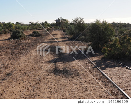 錫爾弗頓荒原上的鐵路遺跡-水塔和廢棄的鐵軌,展現了內陸地區的歷史景觀。 錫爾弗頓荒原上的鐵路遺跡-水塔和廢棄的鐵軌,展現了內陸地區的歷史景觀。 142196309