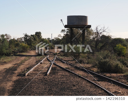 錫爾弗頓荒野鐵路檔案-水塔和鏽跡斑斑的鐵軌留下了歷史悠久的內陸景觀 錫爾弗頓荒野鐵路檔案-水塔和鏽跡斑斑的鐵軌留下了歷史悠久的內陸景觀 142196310