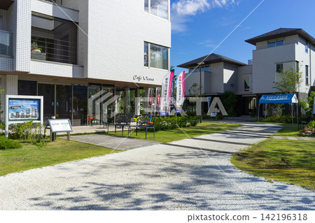A housing exhibition in Toyosu featuring numerous model homes, creating an image of a lush, urban living environment. A housing exhibition in Toyosu featuring numerous model homes, creating an image of a lush, urban living environment. 142196318