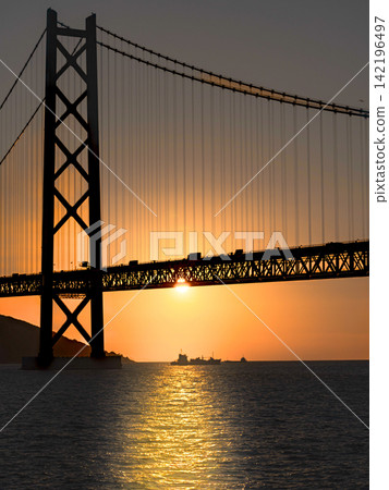 明石海峽大橋和瀨戶內海沐浴在夕陽餘暉中 明石海峽大橋和瀨戶內海沐浴在夕陽餘暉中 142196497