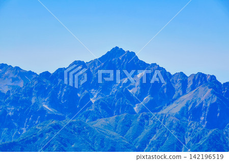 秋日清晨,陽光明媚,從唐松山登山道上用中焦鏡頭拍攝了壯麗的劍山特寫照片。 秋日清晨,陽光明媚,從唐松山登山道上用中焦鏡頭拍攝了壯麗的劍山特寫照片。 142196519