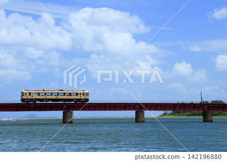 A 706 commuter train crosses the Yuragawa Bridge on a clear summer day. 142196880