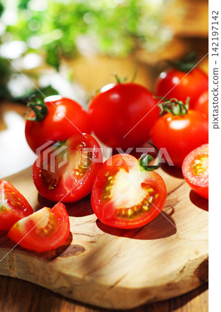 Cut tomatoes Cut tomatoes 142197142