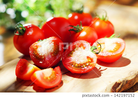 Cut tomatoes Cut tomatoes 142197152