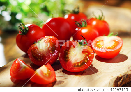 Cut tomatoes Cut tomatoes 142197155