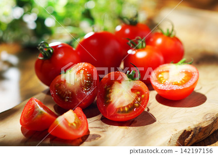 Cut tomatoes 142197156