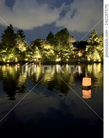 Floating lantern 142197570
