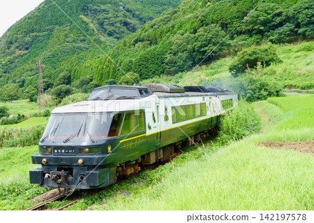 阿蘇男孩特快列車沿著山間彎道行駛! 阿蘇男孩特快列車沿著山間彎道行駛! 142197578