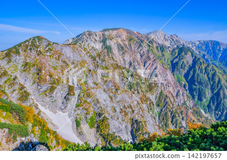 秋高氣爽的早晨,從唐松岳的登山道上可以看到白馬槍岳、藏師岳和白馬岳。 秋高氣爽的早晨,從唐松岳的登山道上可以看到白馬槍岳、藏師岳和白馬岳。 142197657