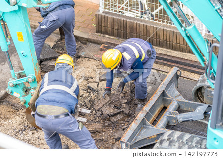 臨時路面拆除、臨時瀝青鋪設、道路挖掘、工人 臨時路面拆除、臨時瀝青鋪設、道路挖掘、工人 142197773