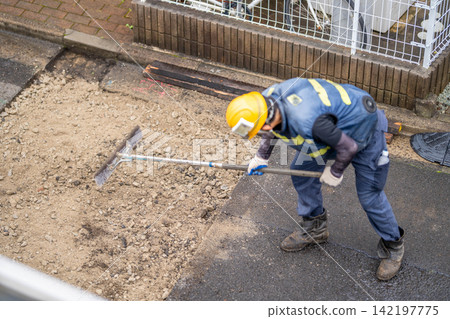 瀝青鋪路前的路基準備:碎石、平整、鋪面、壓實、耙平、攤舖耙。 瀝青鋪路前的路基準備:碎石、平整、鋪面、壓實、耙平、攤舖耙。 142197775