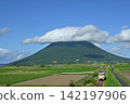 Mount Kaimon covered in clouds and a train on the Ibusuki-Makurazaki Line 142197906