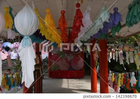 神社內有很多晴天娃娃 神社內有很多晴天娃娃 142198670