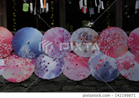 神社前擺放著許多日本雨傘。 神社前擺放著許多日本雨傘。 142198671