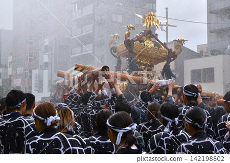 東京深川八幡祭的景象 東京深川八幡祭的景象 142198802