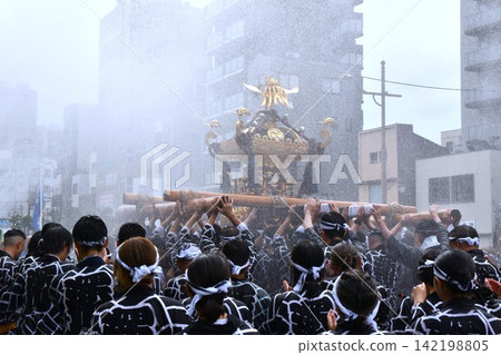 Scenes from the Fukagawa Hachiman Festival, Tokyo Scenes from the Fukagawa Hachiman Festival, Tokyo 142198805