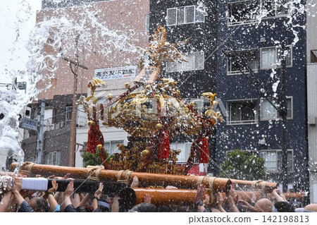 東京深川八幡祭的景象 東京深川八幡祭的景象 142198813