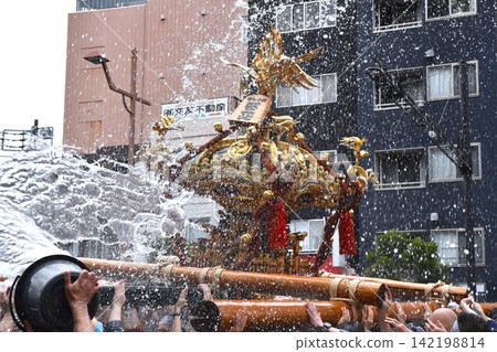 Scenes from the Fukagawa Hachiman Festival, Tokyo Scenes from the Fukagawa Hachiman Festival, Tokyo 142198814
