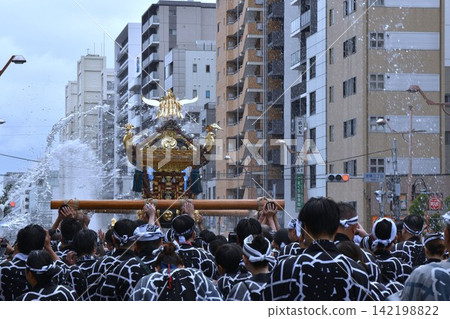 Scenes from the Fukagawa Hachiman Festival, Tokyo Scenes from the Fukagawa Hachiman Festival, Tokyo 142198822