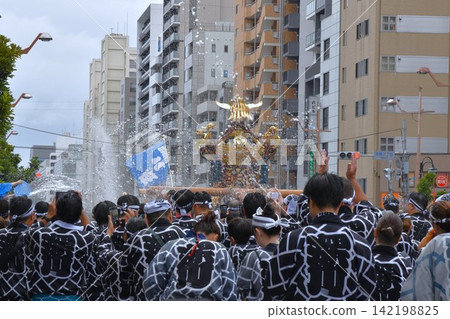 Scenes from the Fukagawa Hachiman Festival, Tokyo Scenes from the Fukagawa Hachiman Festival, Tokyo 142198825