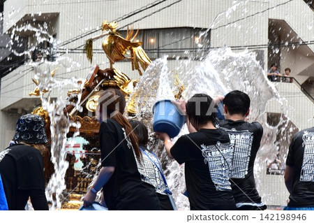 東京深川八幡祭的景象 東京深川八幡祭的景象 142198946