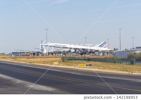 協和式飛機停放在法國巴黎戴高樂機場。 協和式飛機停放在法國巴黎戴高樂機場。 142198953
